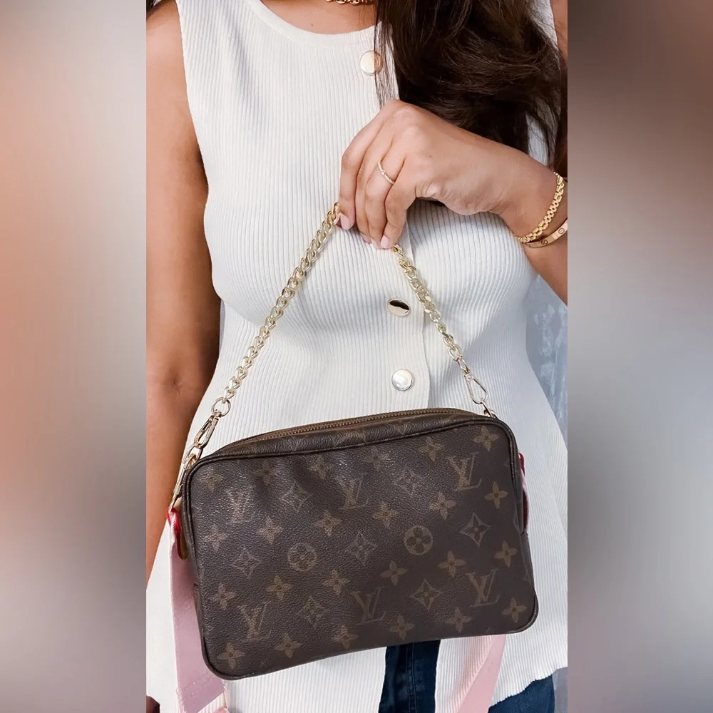 Louis Vuitton Monogram Pouch Crossbody 💖 - Picture 5 of 15